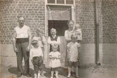 familieportret voor nog intakte bunker Se9, vermoedelijk getrokken voor 1944.